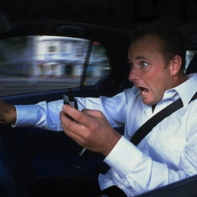 Έρευνα: 8 στους 10 οδηγούς στην Ελλάδα μιλούν στο τηλέφωνο