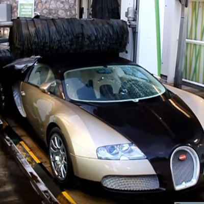Bugatti Veyron σε πλυντήριο βενζινάδικου; (video)
