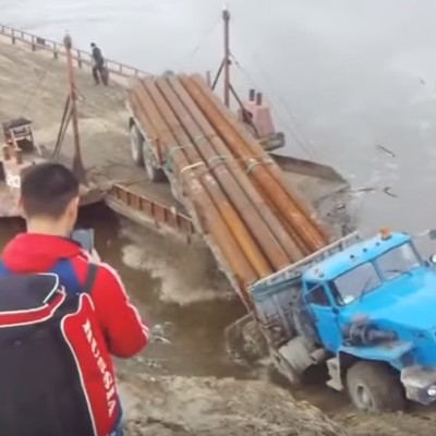 Κάπως έτσι ΔΕΝ γίνεται η επιβίβαση στο καράβι (video)