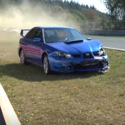 Διπλό χτύπημα δέχτηκε το Subaru Impreza (video)