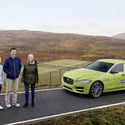 Η νέα Jaguar έφθασε στο πιο απομακρυσμένο γήπεδο τένις (vid)