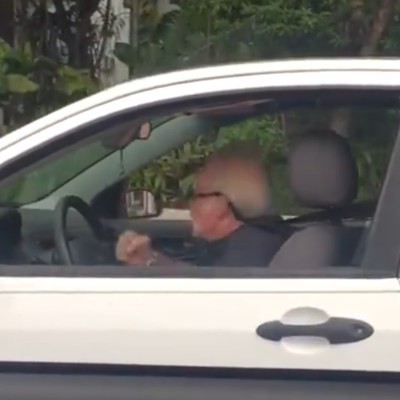 Cool ηλικιωμένος ροκάρει στο αυτοκίνητο (video)