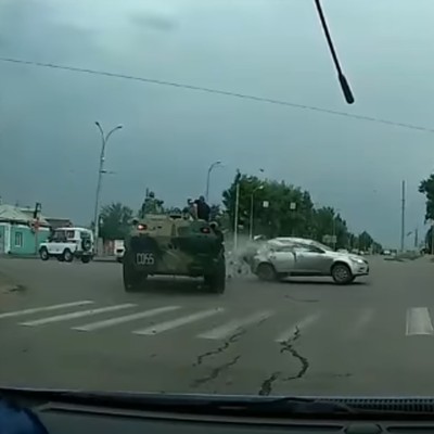 Μόνο στη Ρωσία ένα… τανκ πατάει ΚIA Cee’d (video)