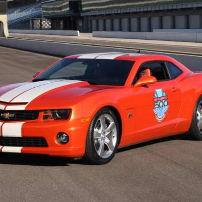 Γυναίκα έπιασε στα πράσα τον μηχανικό να οδηγεί την Camaro της (vid)