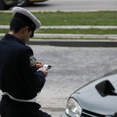 Αλκοόλ, κινητό και οδήγηση: Η “Παράβαση της εβδομάδας”