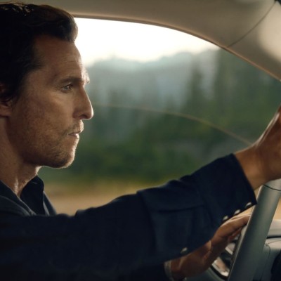 Ο Matthew McConaughey βρίσκει ρυθμό μέσα σε μία Lincoln (vid)