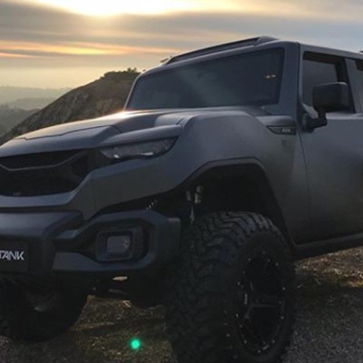 Ποιος ηθοποιός ποζάρει με το νέο θηρίο της Rezvani;