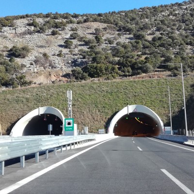 Ολιγόωρες διακοπές κυκλοφορίας στις σήραγγες των Τεμπών