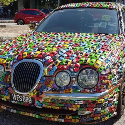 1.000 αυτοκινητάκια πάνω σε μια Jaguar S-Type