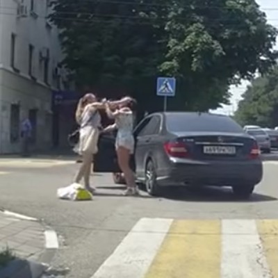 Γυναικεία υπόθεση με… μαλλιοτραβήγματα (video)