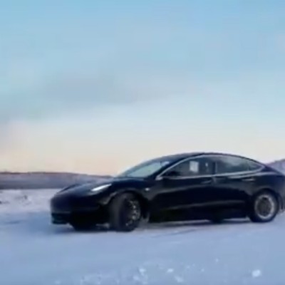 To “δυνατό” Tesla Model 3 στην… Αλάσκα (vid)