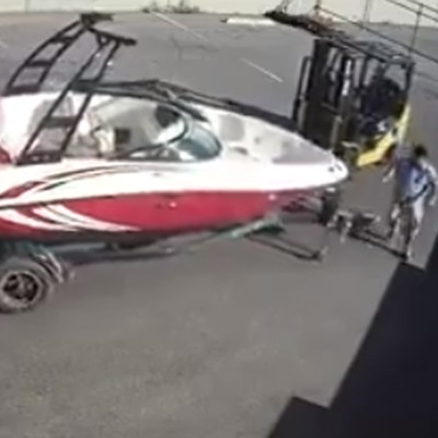 Δεν ξέρει τι να… σώσει πρώτα (video)