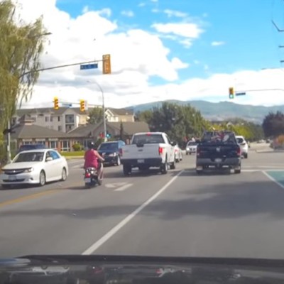 Άναψαν τα αίματα όταν οδηγός… σέρβιρε πατάτες σε διπλανό όχημα (vid)