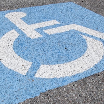 736 παραβάσεις για στάθμευση σε ράμπες και θέσεις ΑμεΑ