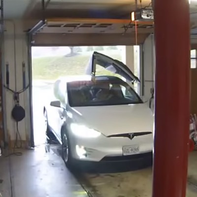Ένας απρόσεκτος ιδιοκτήτης ενός Tesla Model X (video)
