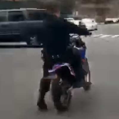 Αστυνομικός κάνει σούζα και… πέφτει άσχημα! (video)