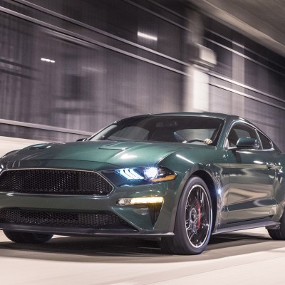 Ford Mustang: Σβήνει 55 κεράκια με ξέφρενα donuts (video)