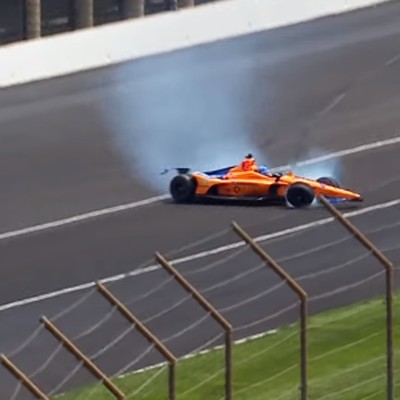 O Fernando Alonso πέφτει πάνω στον τοίχο με πολλά χιλιόμετρα (vid)