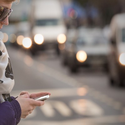 Πρόστιμα σε όσους διασχίζουν τον δρόμο και στέλνουν μηνύματα στο κινητό