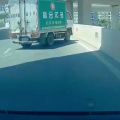 Φορτηγάκι το “χάνει”, αλλά το βρίσκει… κάπως! (vid)