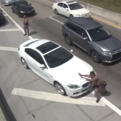 Οδηγός εκσφενδονίζει αστυνομικό στον αέρα! (video)