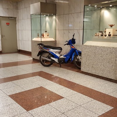 Απίθανος τύπος πάρκαρε το μηχανάκι του μέσα σε σταθμό του μετρό!