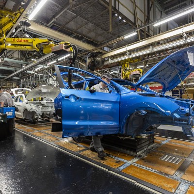 Το εργοστάσιο που κατασκευάζει ένα αυτοκίνητο ανά δύο λεπτά