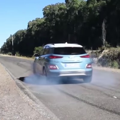 Καίγοντας λάστιχα με ηλεκτρικό Hyundai Kona (video)