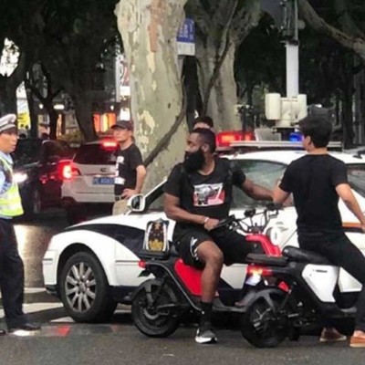 “Τάπα” στον δικυκλιστή James Harden από την αστυνομία της Σαγκάης (video)