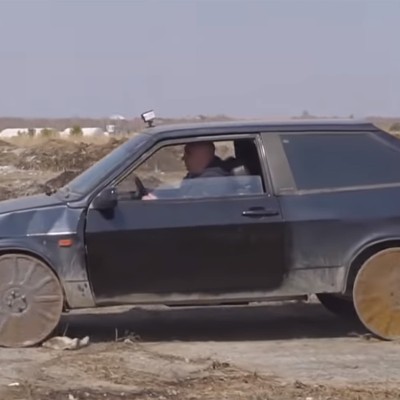 Αντικατέστησε τους τροχούς με… καπάκια φρεατίων (video)