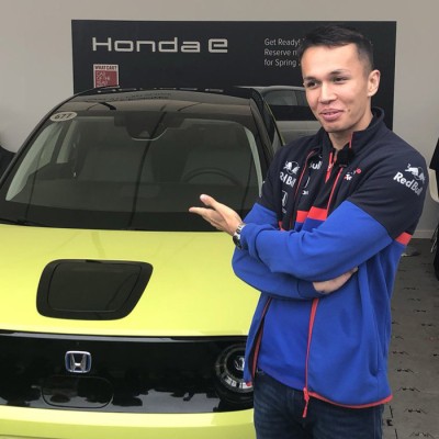 Οδηγός της F1 στο τιμόνι ενός ηλεκτρικού μικρού (vid)