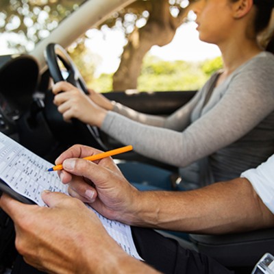 Τι ισχύει για διπλώματα, ηλικιωμένους, 17χρονους και γουρούνες