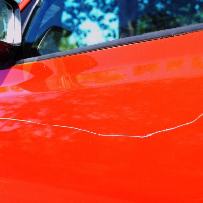 Χτυπημένο αυτοκίνητο σε γκαράζ: Απροσεξία ή πρόθεση;