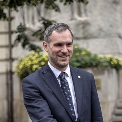 «Θα βάλουμε φορτιστές ηλεκτρικών αυτοκινήτων στις κολώνες φωτισμού»: Ο δήμαρχος της Πράγας μιλά στο GOCAR