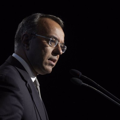 Υπουργός Οικονομικών: Τι είπε για τα αυτοκίνητα των πολυτέκνων