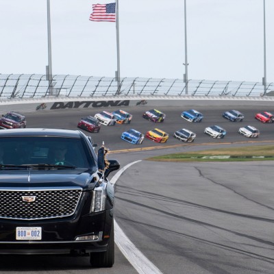Ο Trump με την προεδρική λιμουζίνα στο Daytona 500! (vid)