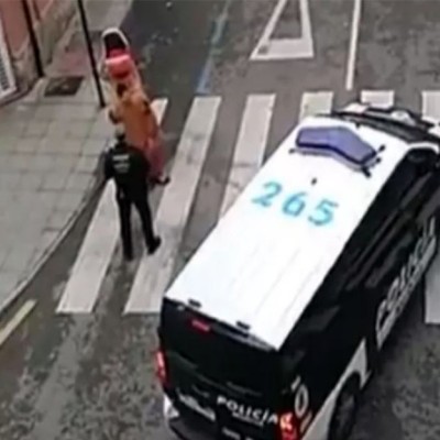 Κορονοϊός: “Δεινόσαυρος” σπάει την καραντίνα στους δρόμους της Ισπανίας (video)