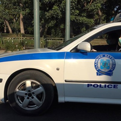 Έβαλε το παιδί στο πορτμπαγκάζ για να αποφύγει το πρόστιμο!