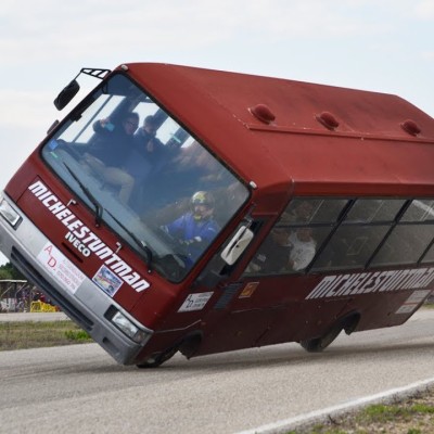Απόσταση ρεκόρ σε δύο τροχούς με λεωφορείο! (video)