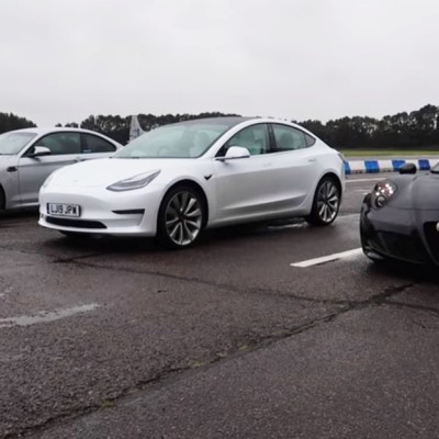 Κόντρα: Tesla Model 3 Performance vs Alfa Romeo 4C vs BMW M2 Competition (Video)