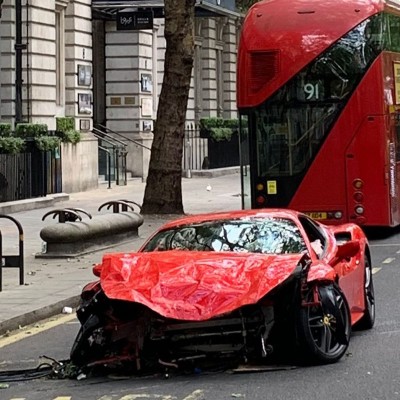 Κόκκινο λεωφορείο εναντίον κόκκινης Ferrari: Σημειώσατε «1» (video)