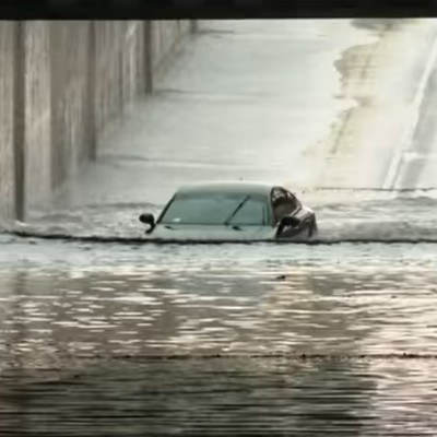 Η στιγμή που ανακαλύπτεις ότι η τετρακίνηση δεν σε σώζει όταν κάνεις το αυτοκίνητό σου υποβρύχιο… [Video]