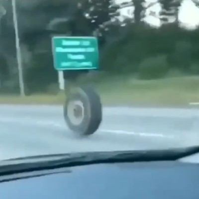 Μη σου τύχει: Μετωπική με τροχό φορτηγού στην εθνική οδό!