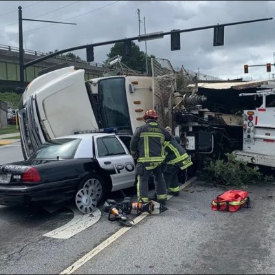 Φορτηγό τούμπαρε πάνω σε περιπολικό [Video]