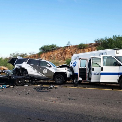 Καραμπόλα: Tesla με αυτόματο πιλότο έπεσε πάνω σε περιπολικό και ασθενοφόρο