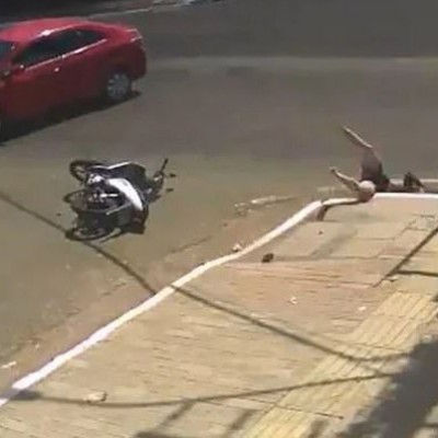 Αυτοκίνητο χτυπάει σκούτερ και η αναβάτρια καταλήγει σε ανοιχτό φρεάτιο (video)