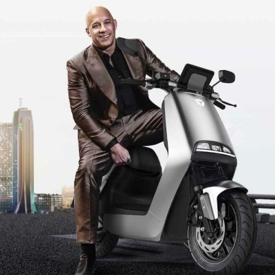 Το είδαμε και αυτό: Ο “βενζινοαίματος” Vin Diesel διαφημίζει ηλεκτρικό σκούτερ! (Video)
