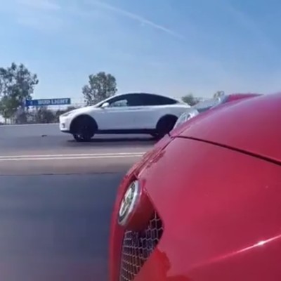 Drag Race: Alfa Romeo 4C κόντρα σε Tesla Model X + Alfa Romeo 4C [Video]