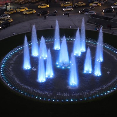 Γιατί το σιντριβάνι της Ομονοίας έγινε μπλε