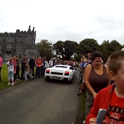 Δυναμώστε τον ήχο, γελάστε ελεύθερα! (video)